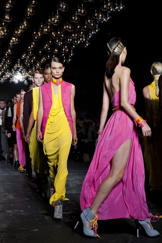how to a to walk next to you tips on how to walk like a runway model uk models how to a to walk next to you tips on how to walk like a runway model uk models