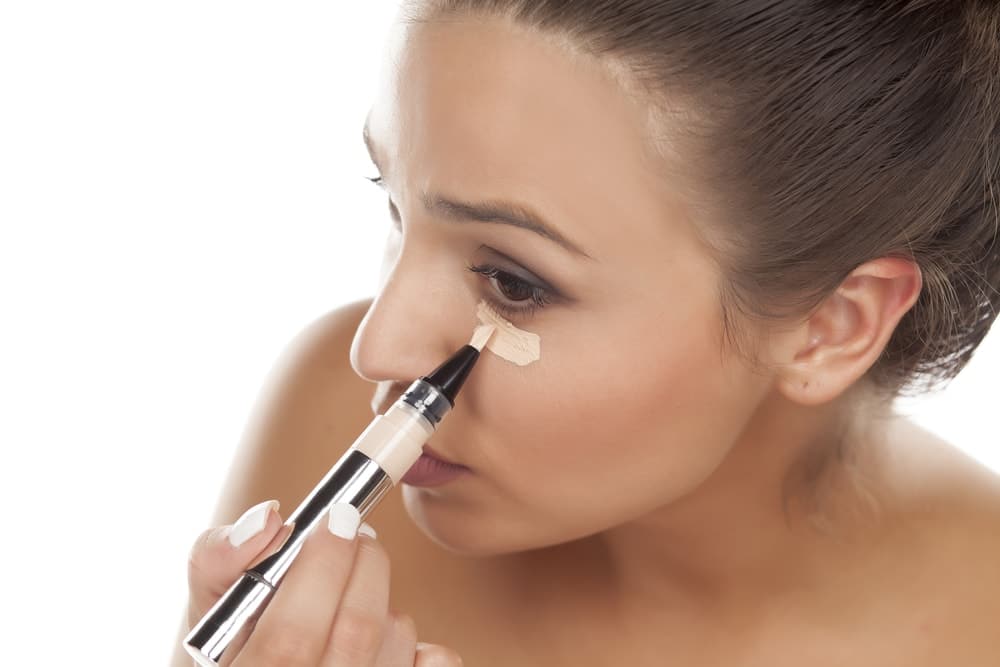 applying-concealer