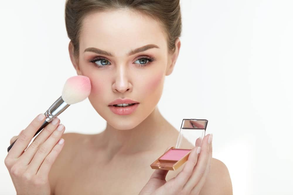 applying-blusher